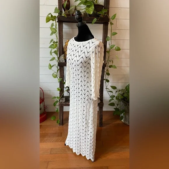 Lesley Evers: Long White Knit Beach V Cut Dress - Picture 4 of 17